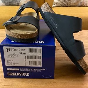 Birkenstock’s Arizona in black matte finish, sz 39M (US Women’s sz 8.5), NWOT.